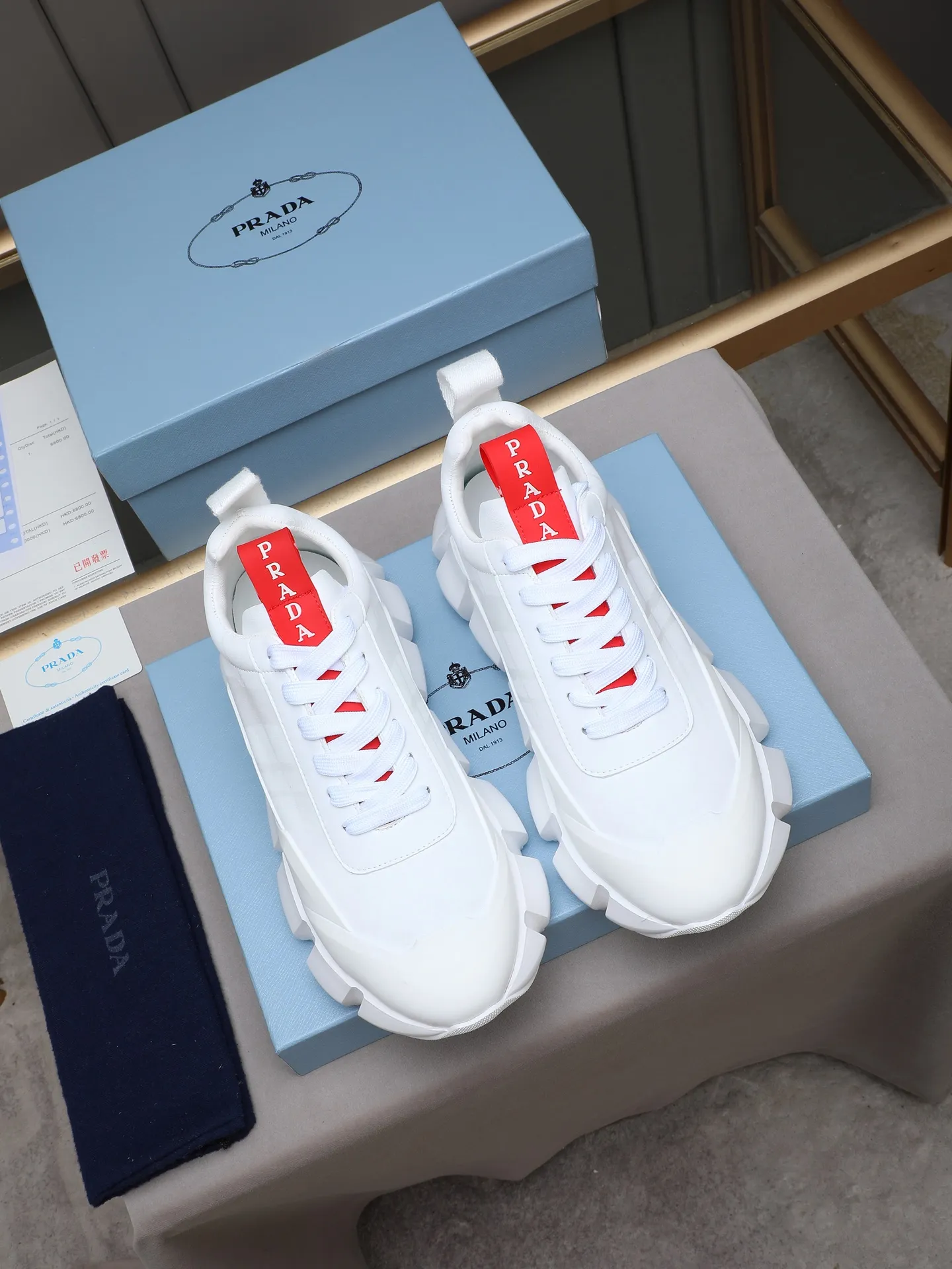 Men's shoes 💰500 PRADA/Prada men's lace-up casual sports shoes, the upper is made of imported first-layer calfskin, soft, comfortable and breathable ➕ washed sheepskin! The tongue is decorated with the PRADA brand letter logo. The rubber thick sole echoes the red label tongue. The style is fashionable and elegant. The details are carefully crafted. A casual sports shoe with a super western style and excellent breathability!  Size: 38-44 (45 46 customized)